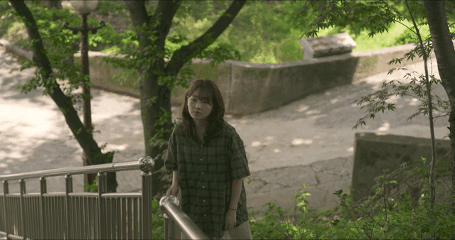 야외 계단에 서 있는 여성