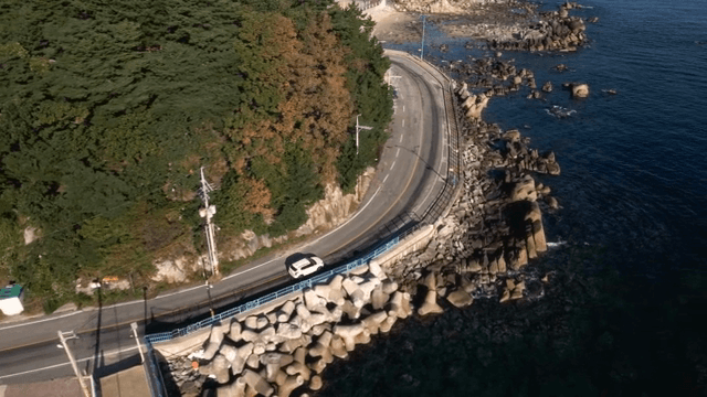 바다와 숲을 따라 구불구불한 해안 도로