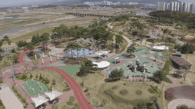 놀이터가 있는 도시 공원의 항공 뷰