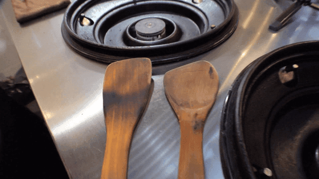 주방 스토브 위의 낡은 나무 주걱들
