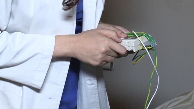 의료 전문가가 의료기기를 사용하는 모습