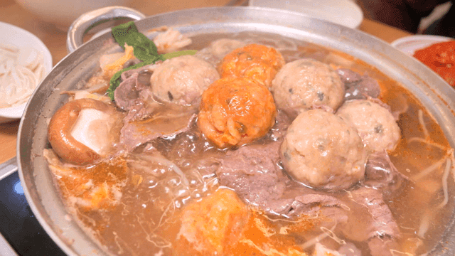 Rolled dumpling hot pot with meat and vegetables