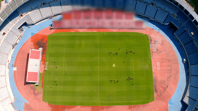 축구 선수들이 훈련 중인 축구 경기장