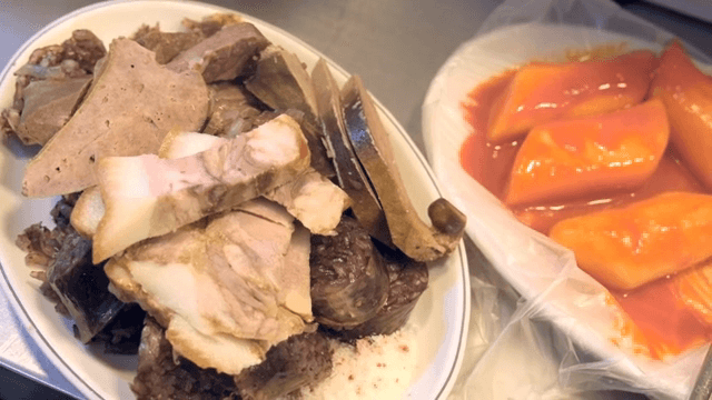 순대와 매운 떡볶이