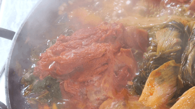 뜨겁게 끓고 있는 우거지 감자탕