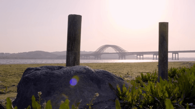 해질녘 고요한 강 위의 다리