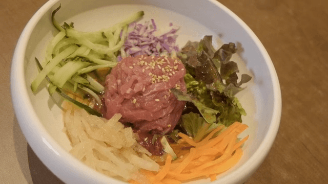 신선한 채소와 육회 비빔밥 한 그릇