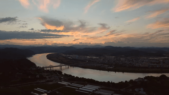 마을을 흐르는 강과 일몰