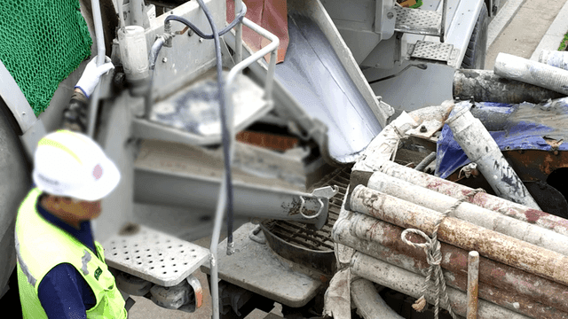 건설 현장에서 작동 중인 레미콘