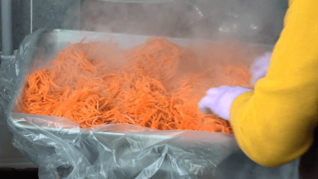 찜기에 채썬 당근 준비