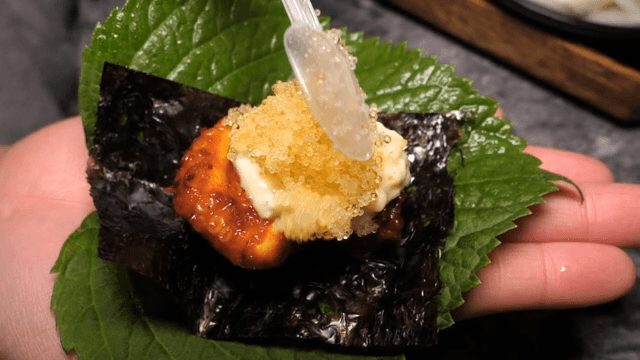 깻잎과 김 위에 쭈꾸미 볶음을 올려 먹는 쌈