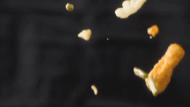 음식 재료가 천천히 떨어지는 모습