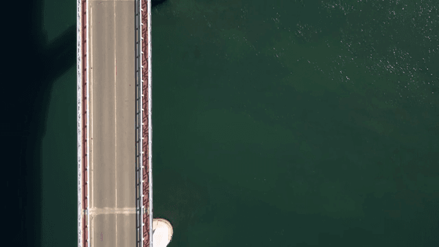 잔잔한 강 위의 긴 다리