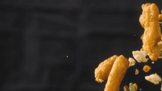 후라이팬에서 치킨과 재료들을 날리는 장면