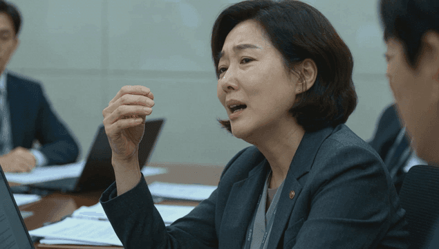 회사 회의 중 스트레스를 받는 직장인 여성