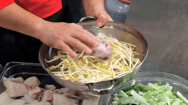 주방에서 대구와 콩나물 준비