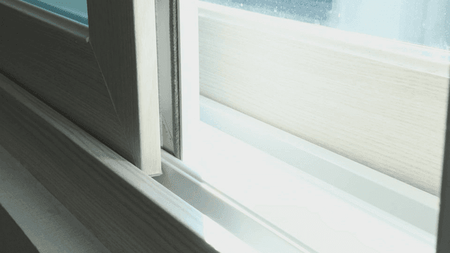 창문을 통해 들어오는 햇빛