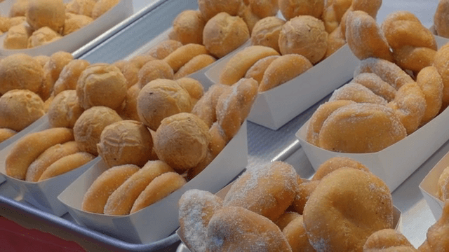 진열된 다양한 도넛과 페이스트리