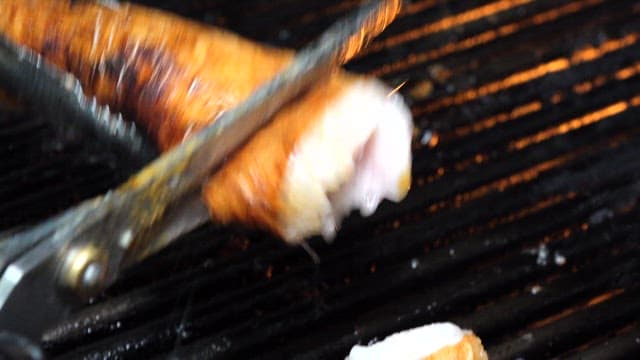 그릴 위에서 토치로 노릇노릇하게 구워지는 곱창