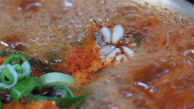 이리와 파가 들어간 매운 대구탕