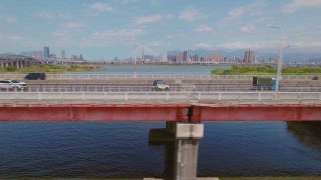 도시 스카이라인이 보이는 번화한 고속도로