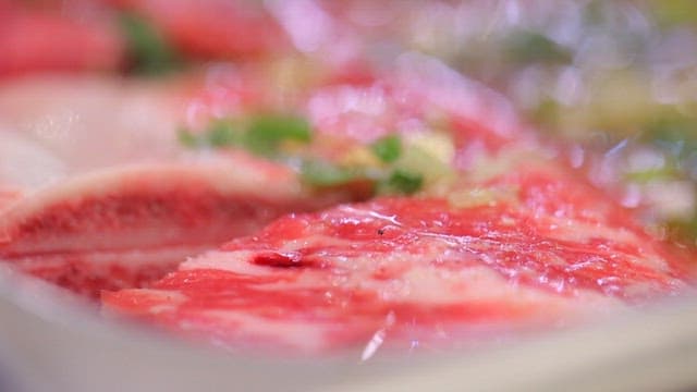 요리를 위해 양념된 고기