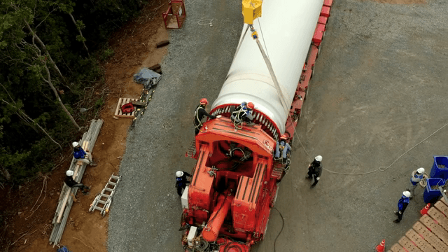 작업자들이 풍력 터빈 날개를 조립하는 모습