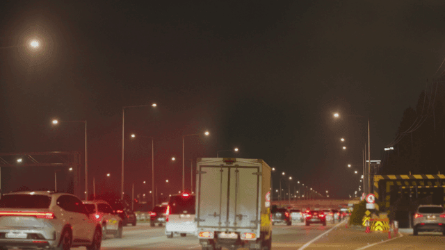 번화한 고속도로의 야간 교통