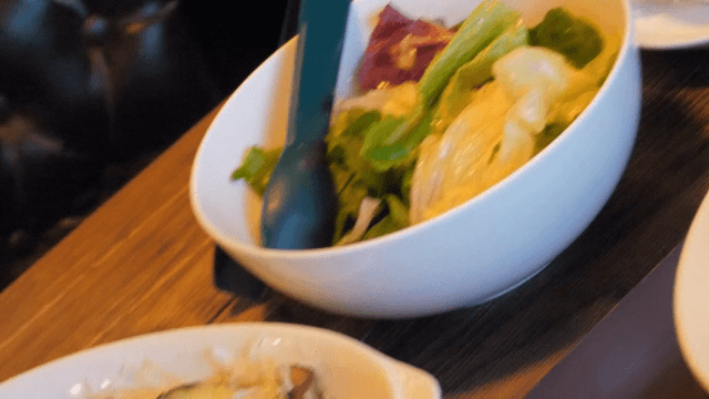 다양한 신선한 샐러드와 요리