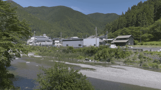 강가의 평화로운 마을