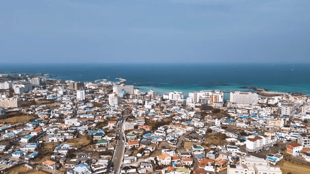 다채로운 지붕의 해안 마을