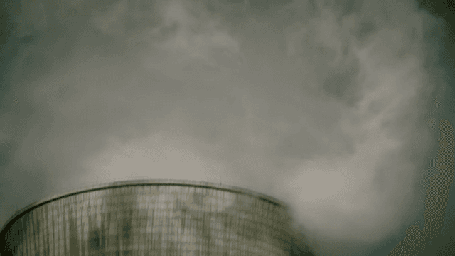 하늘로 증기를 내뿜는 냉각탑