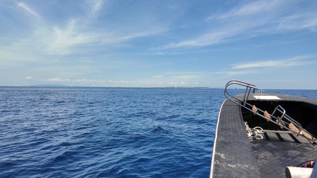 배 위에서 보는 잔잔한 푸른 바다