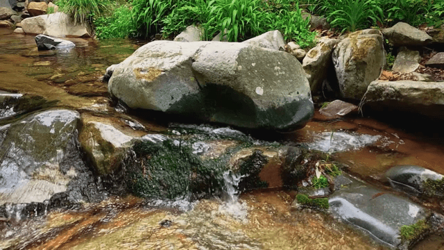 바위 위로 흐르는 작은 시냇물