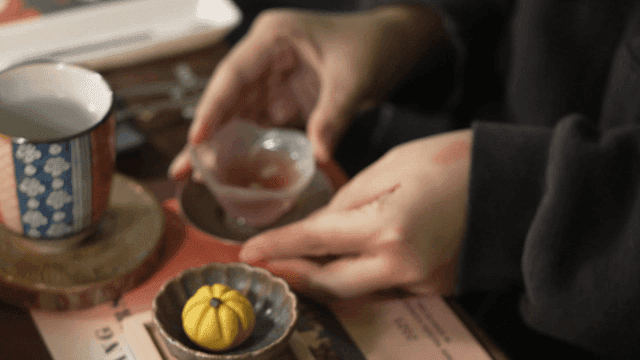 작은 컵에 차를 따르는 모습