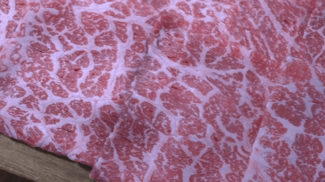 나무 도마 위의 마블링이 있는 소고기