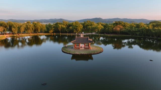 고요한 연못 위의 전통 정자
