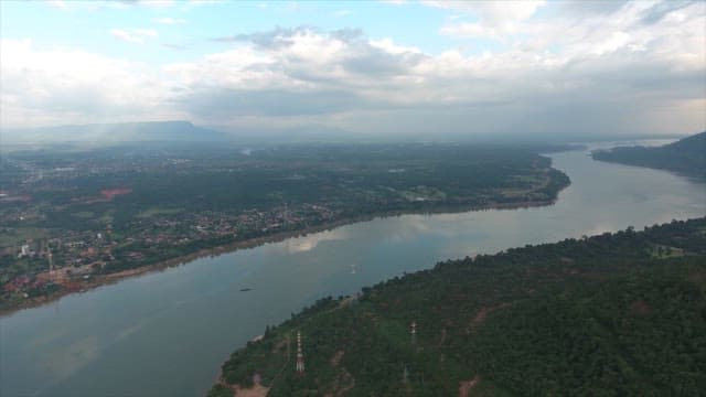 마을을 가로지르는 넓은 강