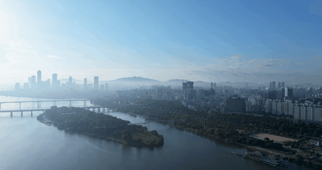 강과 다리가 있는 도시 스카이라인