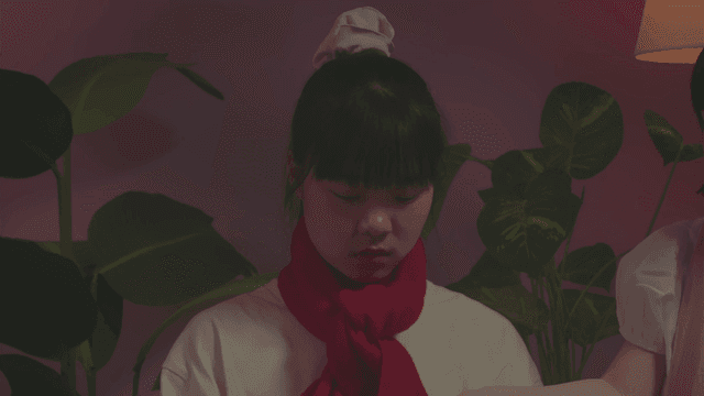 방에서 리모컨으로 티비를 켜는 소녀