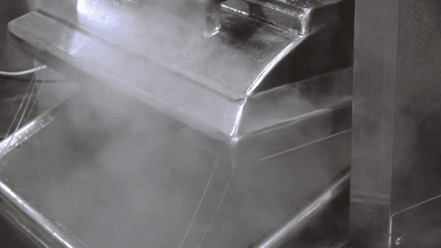 산업 기계에서 올라오는 증기