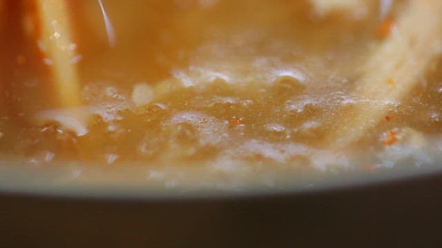 고춧가루가 곁들여진 닭냉국수