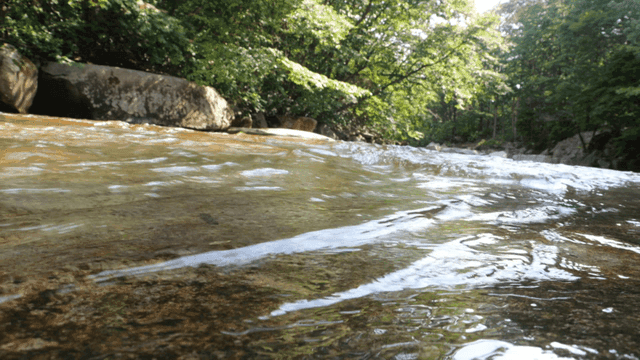 완만한 암반 위를 흐르는 맑은 계곡물