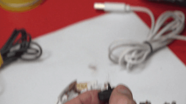 컴퓨터 마우스 휠에 꼬인 실을 제거하는 핀셋