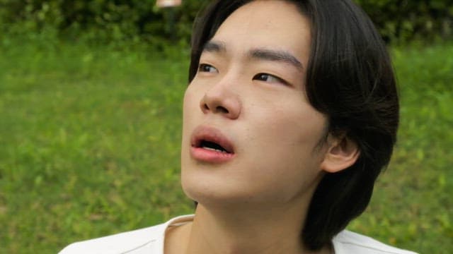 앉아서 더워하는 남성