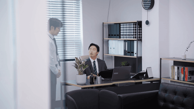 직장 상사에게 혼나는 직원