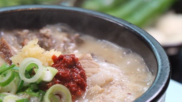 다양한 재료가 들어간 뜨거운 순대국밥