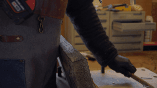 실내에서 나무 작업을 하는 장인