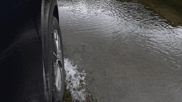 얕은 개울을 건너는 자동차 바퀴