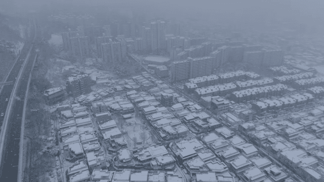 고속도로가 있는 눈 덮인 도시 풍경